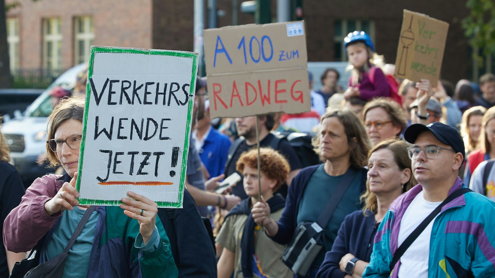 Protest gegen die A100: Hunderte Gegner der neuen Autobahn versammelten sich am Freitagabend in Treptow.