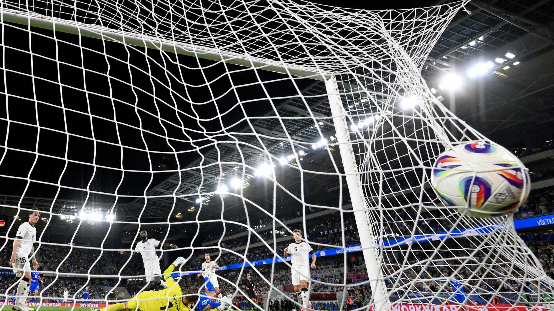 Torhüter Oliver Baumann kann das 1:0 durch David Hancko (Slowakei) nicht verhindern.