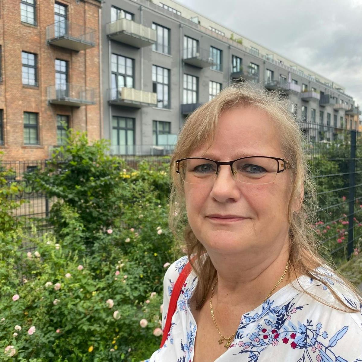 Simone Richter (59) arbeitet in dem Kiez an der Friedrichshagener Straße, ist über Tesla in Köpenick nicht erfreut.