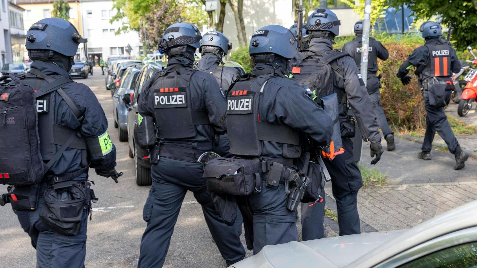 Polizisten waren seit dem frühen Morgen am Berufskolleg in Essen im Einsatz.