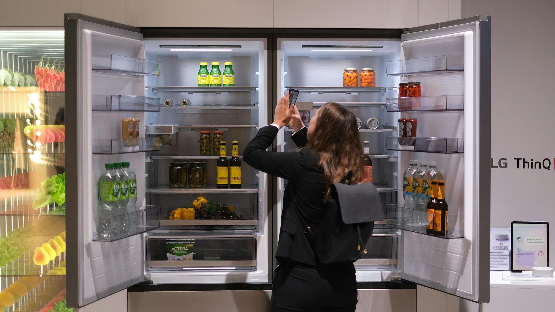 Ein smarter, von KI unterstützter Kühlschrank von LG. AI Fresh überwacht die Gewohnheiten beim Türöffnen und senkt die Innentemperatur schon vor der Spitzenauslastung, um Lebensmittel länger frisch zu halten.