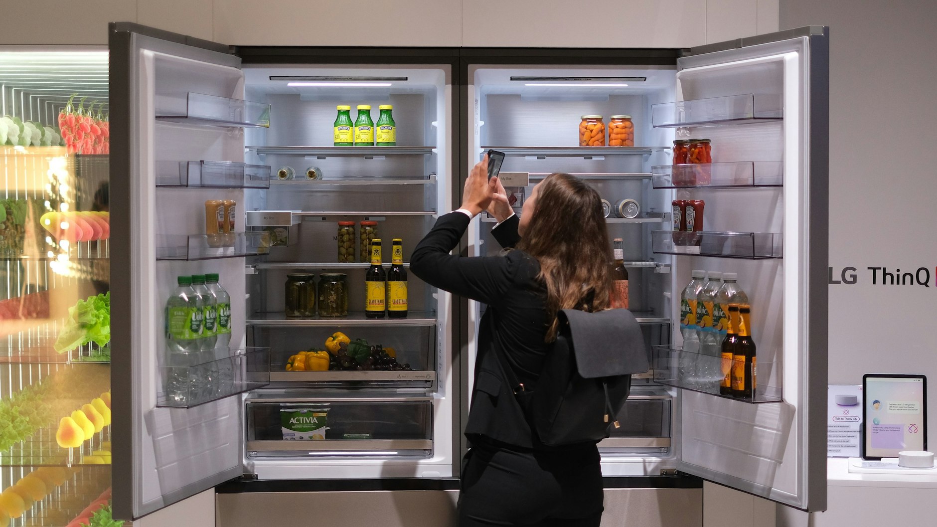 Ein smarter, von KI unterstützter Kühlschrank von LG. AI Fresh überwacht die Gewohnheiten beim Türöffnen und senkt die Innentemperatur schon vor der Spitzenauslastung, um Lebensmittel länger frisch zu halten. 