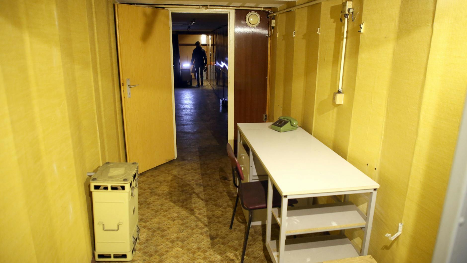 Dieser Bunker-Raum war als Arbeitszimmer von Spionagechef Markus Wolf gedacht. Im Hintergrund sieht man das Schlafzimmer.