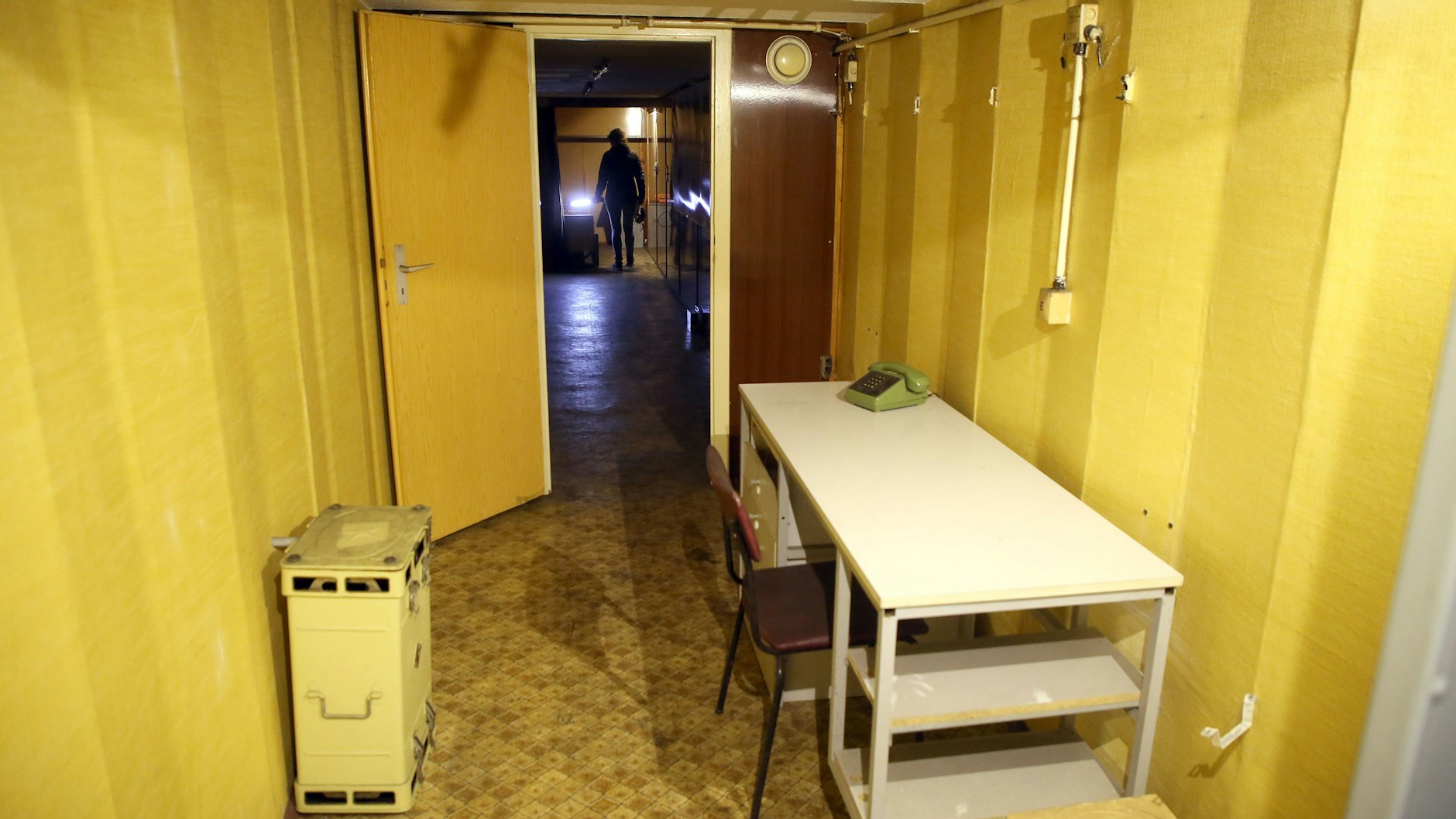 Dieser Bunker-Raum war als Arbeitszimmer von Spionagechef Markus Wolf gedacht. Im Hintergrund sieht man das Schlafzimmer. 