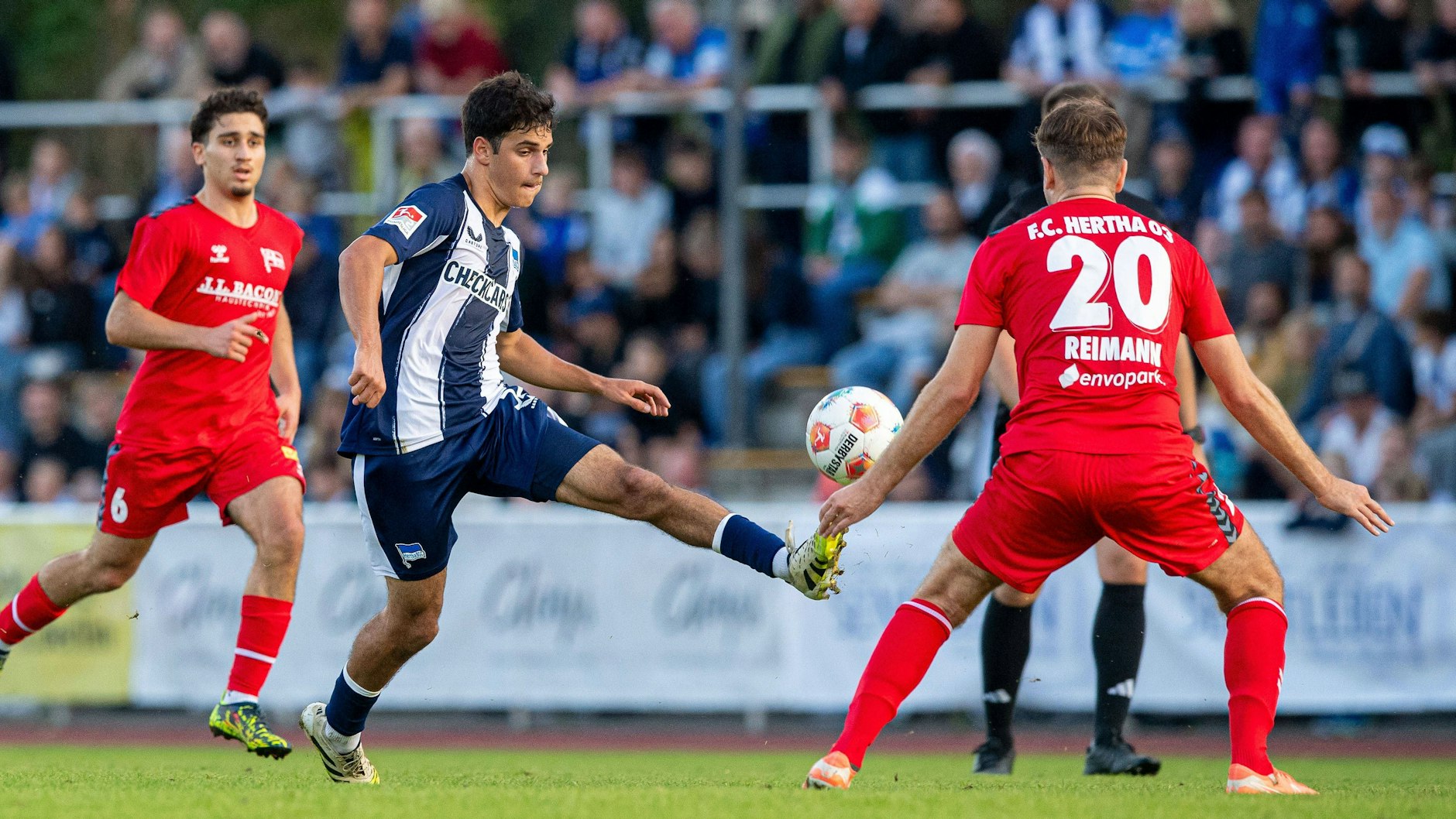 Yunus Ünal zaubert im Testspiel von Hertha BSC gegen Hertha Zehlendorf, sichert den Ball mit der Fußspitze.