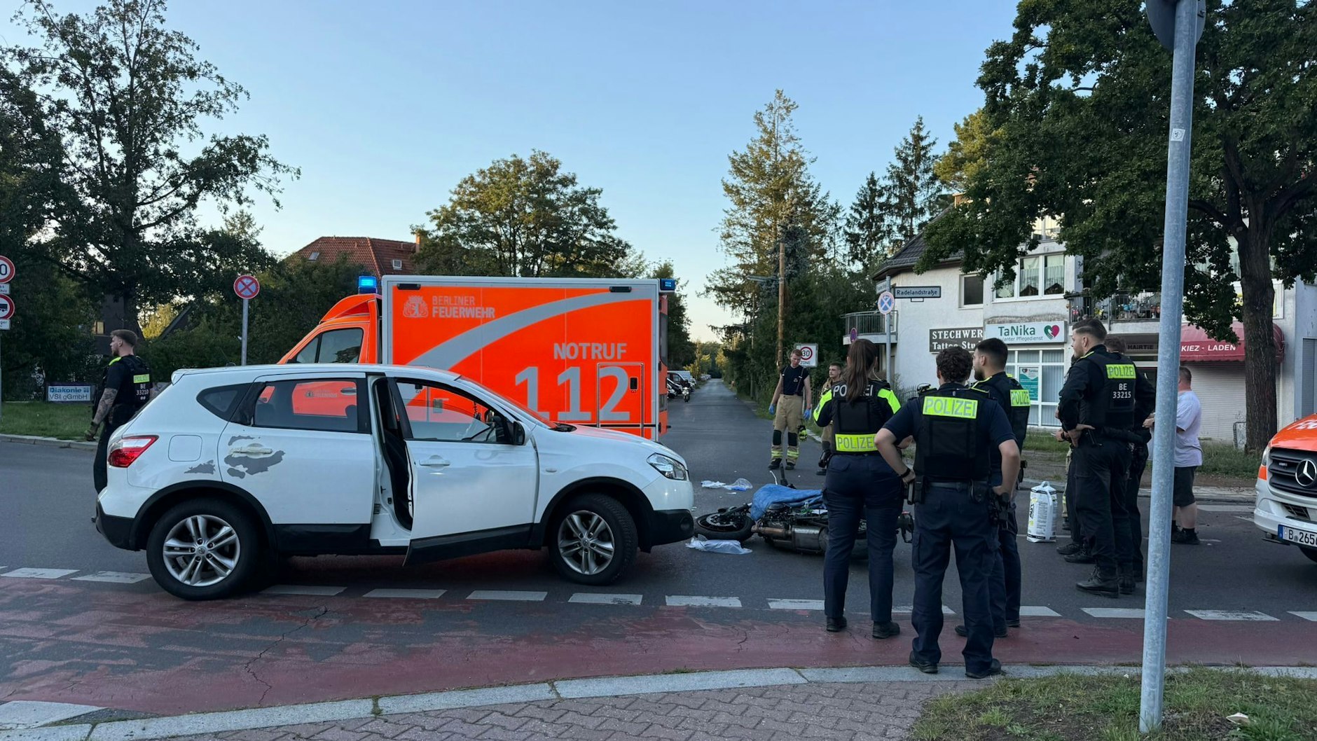 Der Biker stürzte genau an der Kreuzung Radelandstraße/Kisselnallee/Pausiner Straße.
