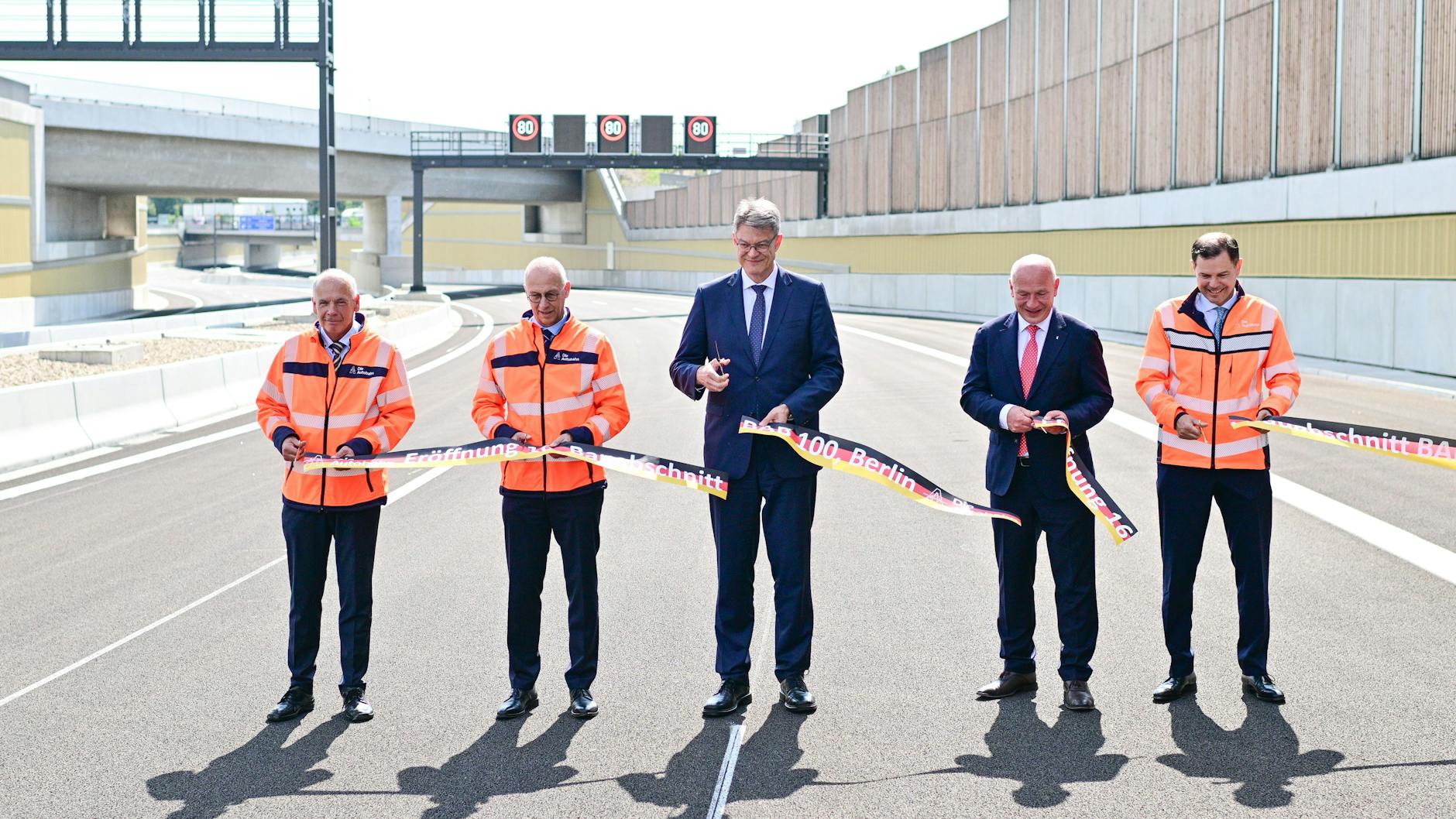 Am 27. August wurde der neue Abschnitt der A100 eröffnet. Die 3,2 Kilometer lange Strecke kostete 721 Millionen Euro.