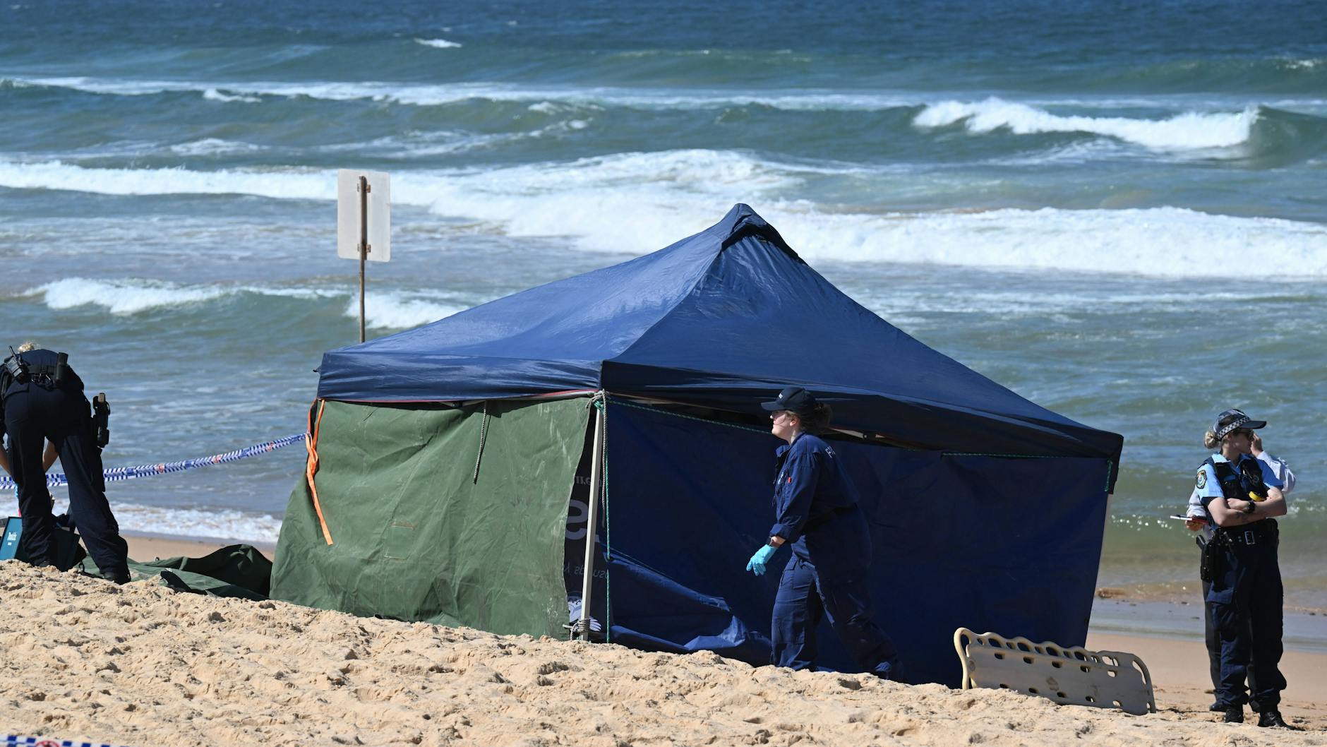 Polizistinnen am Tatort: Der Surfer wurde in ein Zelt gebracht, doch sämtliche Rettungsversuche blieben erfolglos.