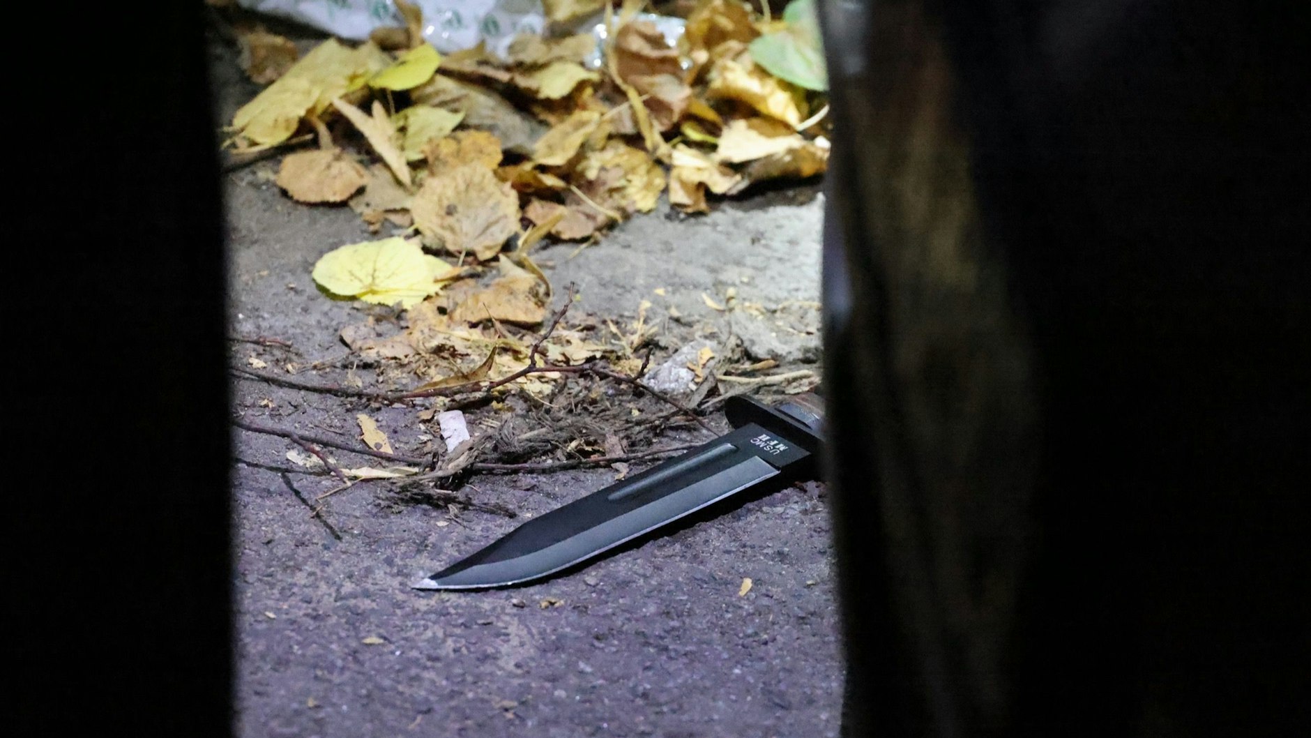 Bei der Untersuchung des Tatorts in der Torstraße fanden die Polizisten ein Jagdmesser unter einem Auto.