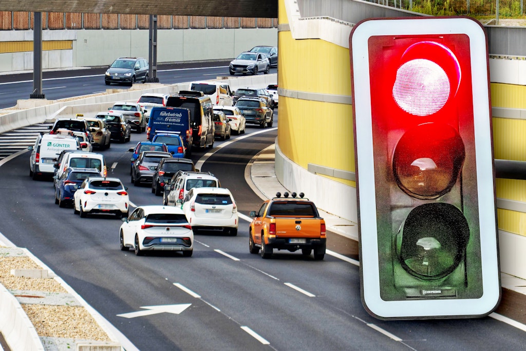 Stau-Wahnsinn-an-der-A100-Jetzt-geben-sogar-die-Ampeln-auf-
