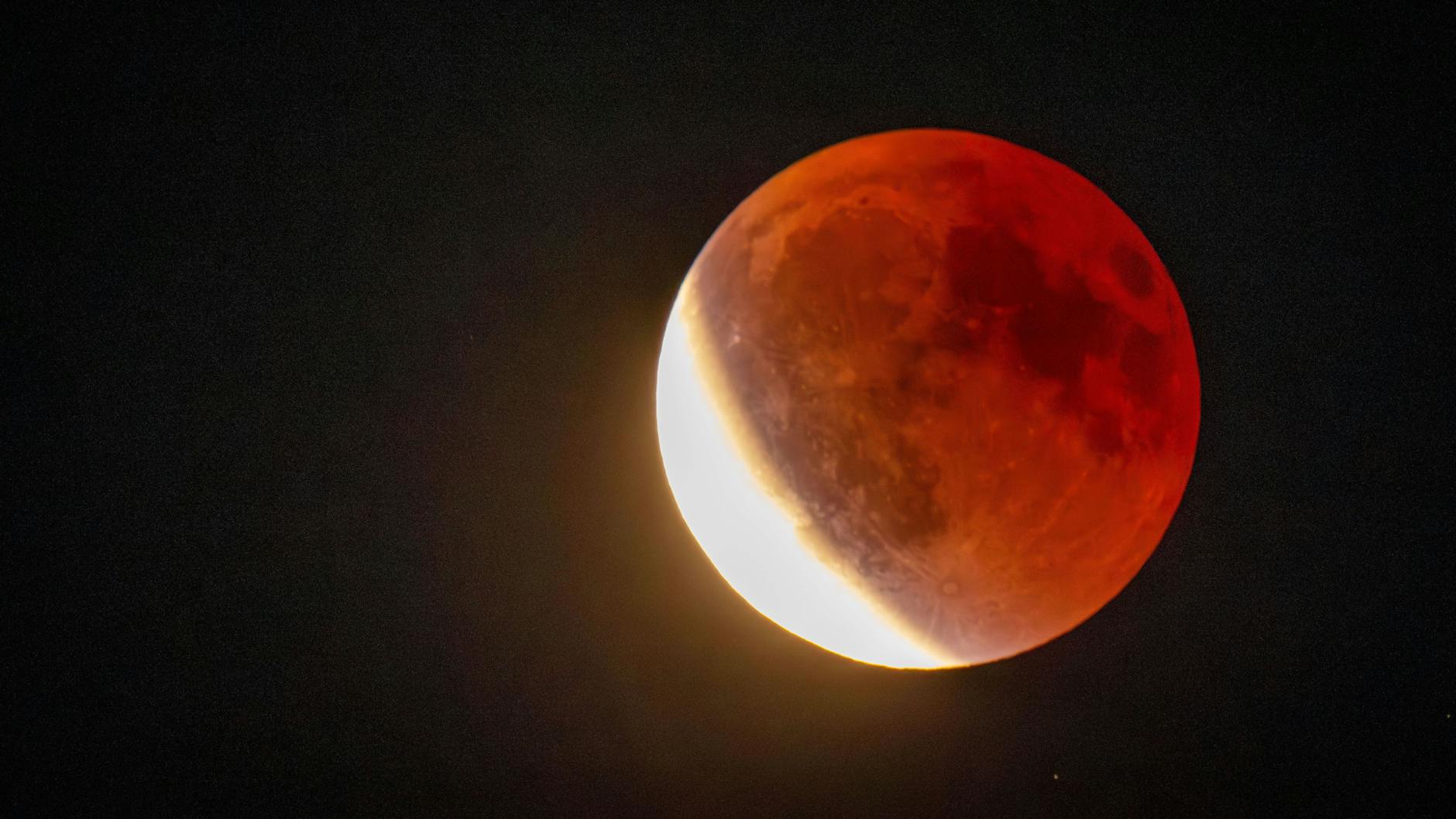 Nach der Finsternis erhellte sich der Mond am späten Abend nach und nach wieder, der Schatten verschwand von der Himmelsscheibe.