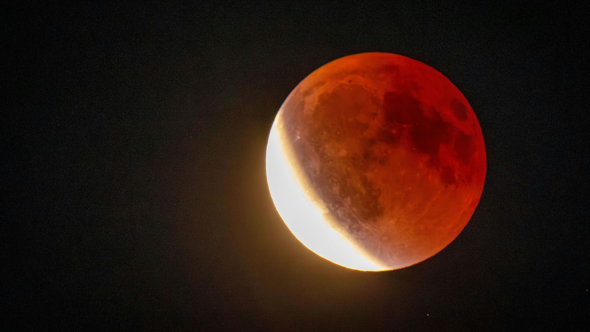 Nach der Finsternis erhellte sich der Mond am späten Abend nach und nach wieder, der Schatten verschwand von der Himmelsscheibe.