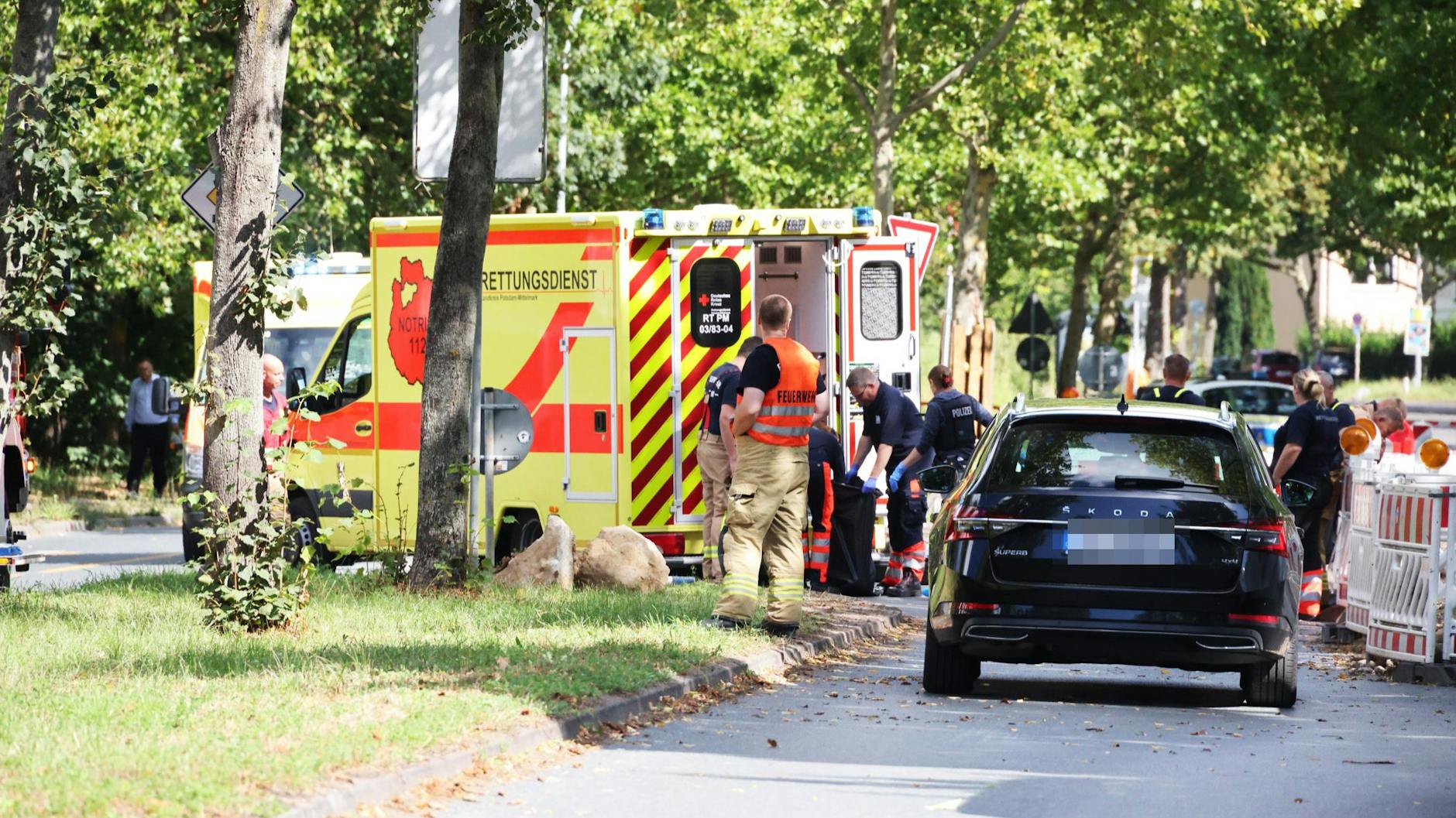 Die Crash-Serie sorgte für einen Großeinsatz der Rettungskräfte – mehrere Menschen wurden verletzt, für einen Fahrradfahrer kam jede Hilfe zu spät.
