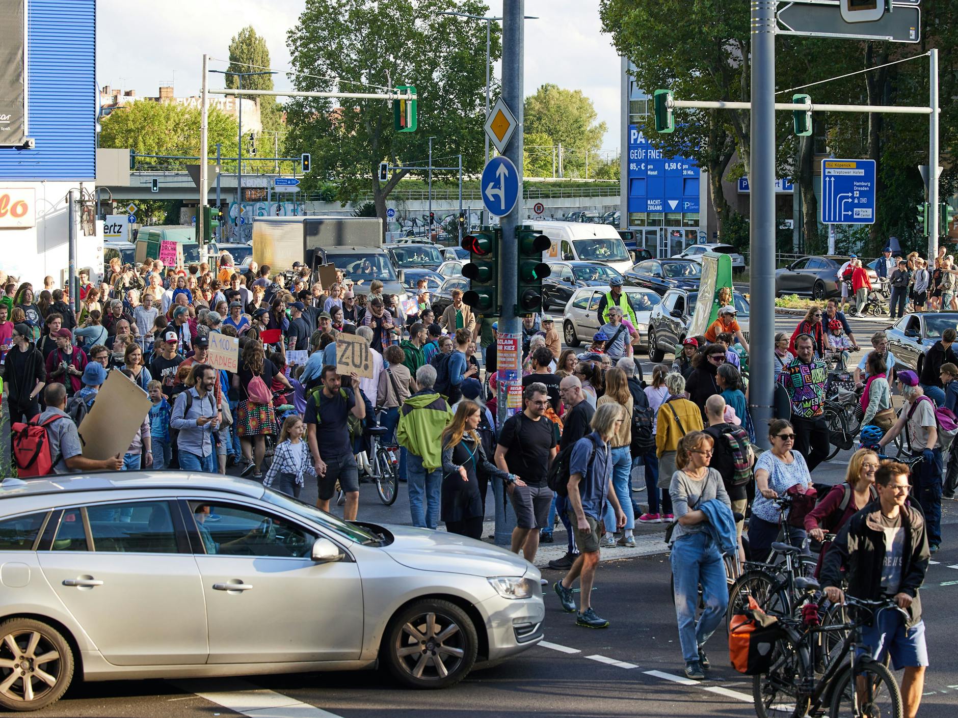 Am vergangenen Freitag demonstrierten Hunderte Menschen gegen den neuen Abschnitt der A100, brachten den Verkehr damit noch mehr ins Stocken.