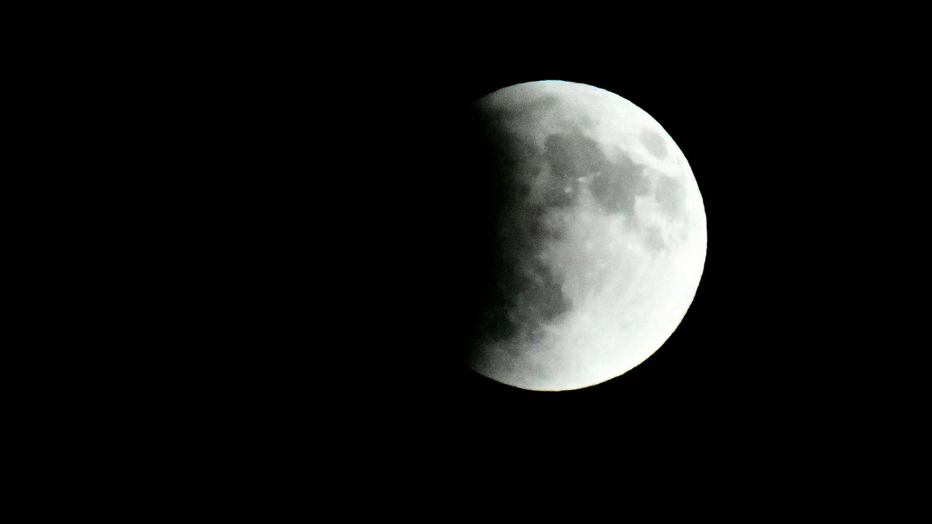 Diese Aufnahme gelang einem Fotografen in der Türkei. Zum Start der Mondfinsternis wirkte der Mond noch nicht so rot wie im späteren Verlauf.