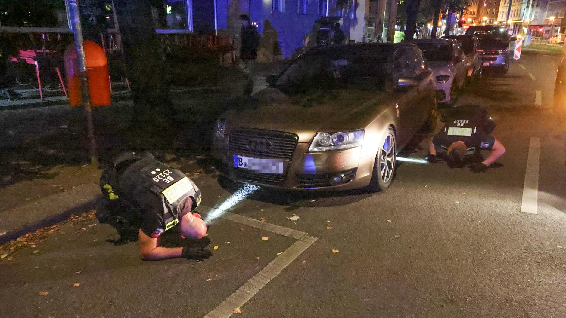 Die Polizisten fanden unter dem Pkw ein weggeworfenes Jagdmesser.