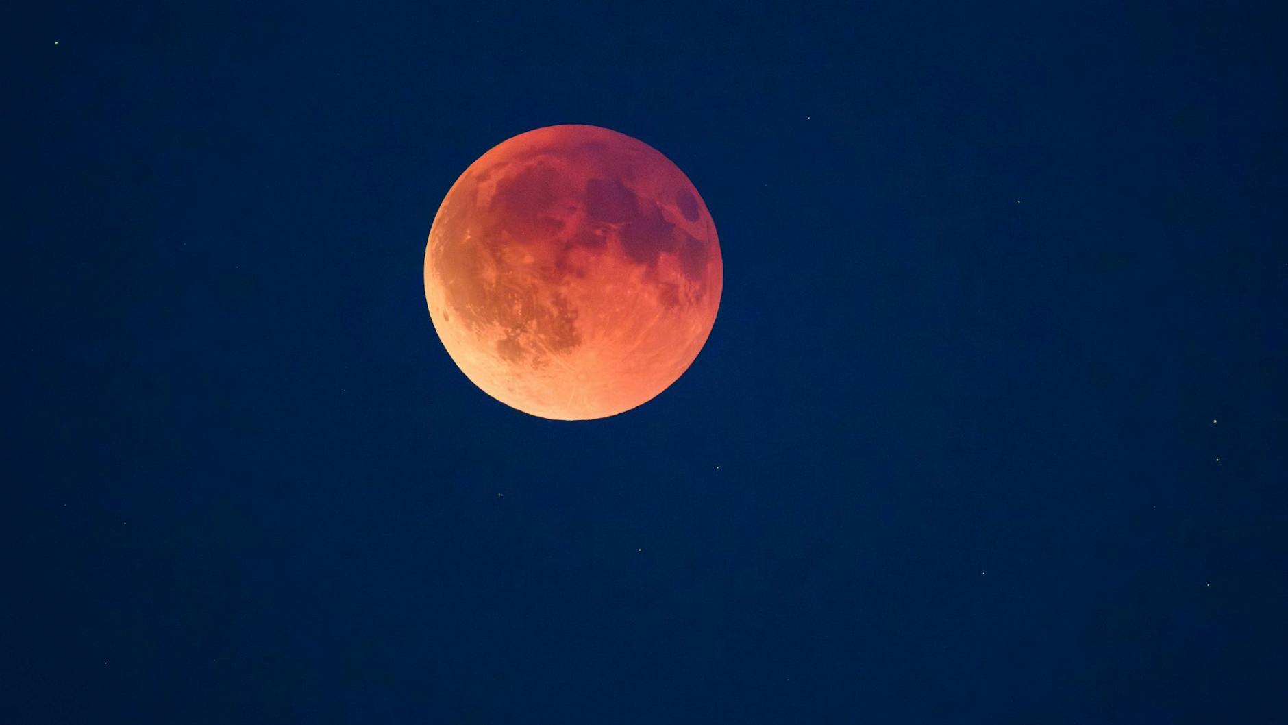 Der Mond verfärbt sich im Schatten der Erde rot, weshalb man das Schauspiel auch als Blutmond bezeichnet.