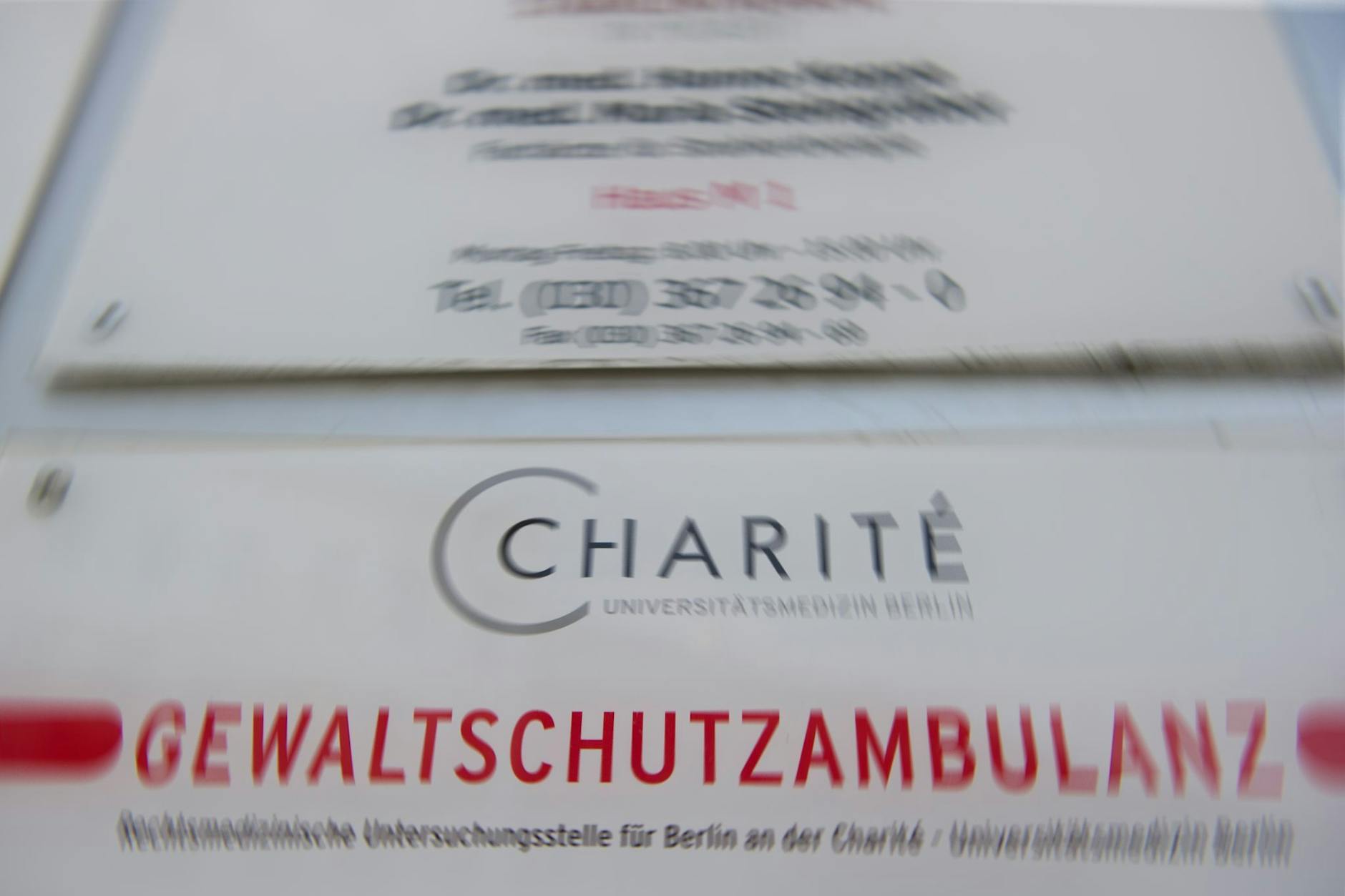 In der „Charité – Gewaltschutzambulanz“ auf dem Gelände der Universitätsklinik Charité können Betroffene von körperlicher Gewalt ihre Verletzungen von Gerichtsmedizinern vertraulich und kostenlos dokumentieren lassen.