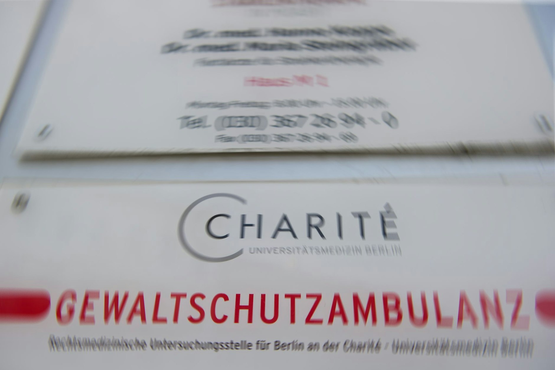 In der „Charité – Gewaltschutzambulanz“ auf dem Gelände der Universitätsklinik Charité können Betroffene von körperlicher Gewalt ihre Verletzungen von Gerichtsmedizinern vertraulich und kostenlos dokumentieren lassen.
