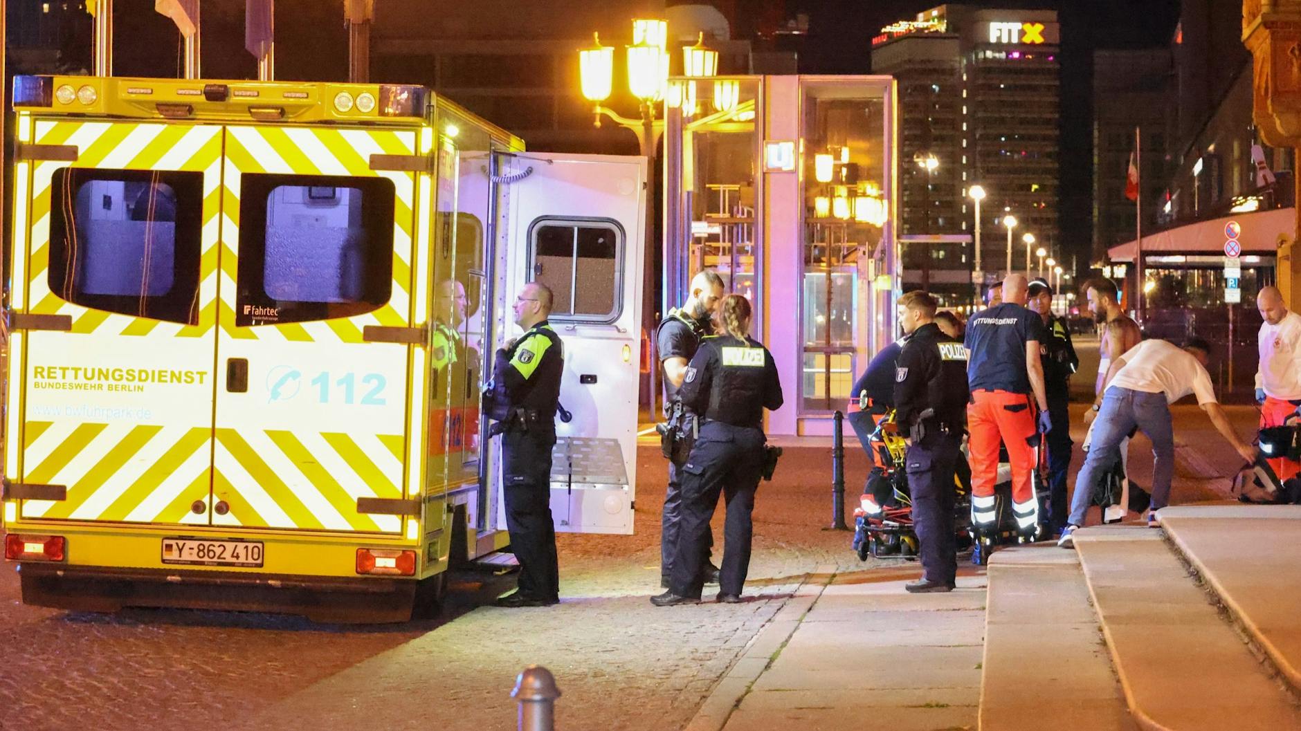 Die Rettungskräfte beim Einsatz vor dem Roten Rathaus. Hier mussten in der Nacht zum Sonntag zwei Männer mit Messer-Verletzungen versorgt werden.