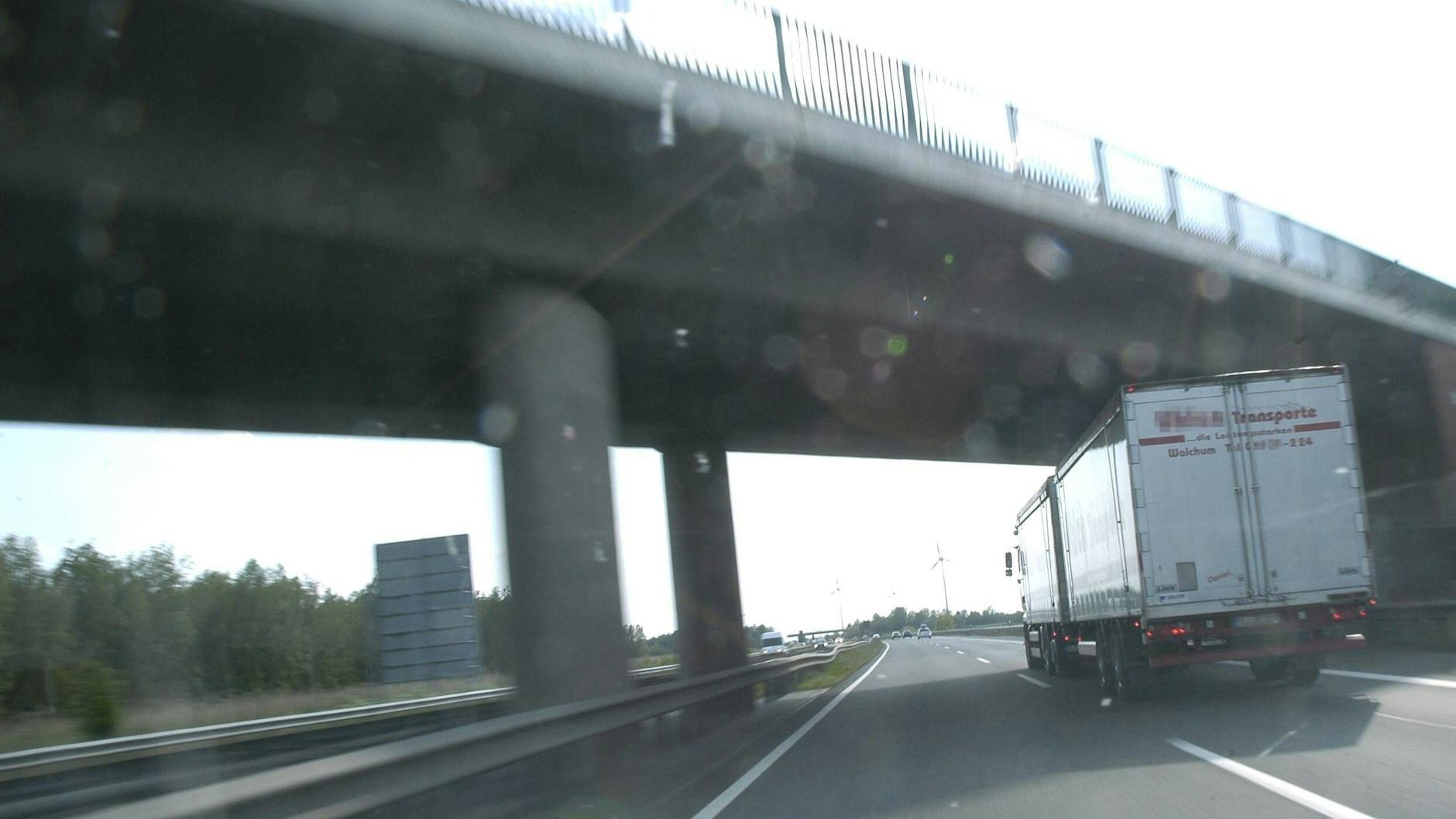 Bei hohem Tempo können Autofahrer oft nicht erkennen, ob es sich bei der Person auf einer Brücke um einen Steinewerfer oder einen Fußgänger handelt.