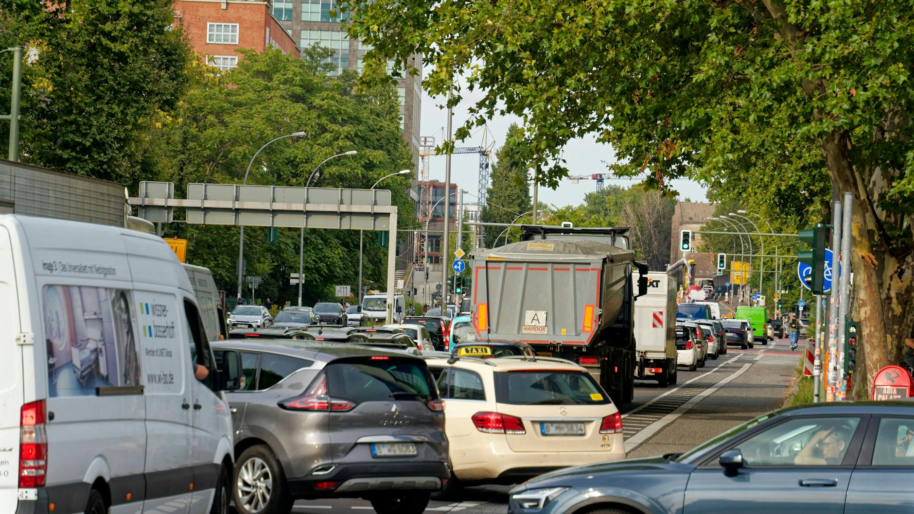 Auch mehrere Ampeln könnten laut einem Bericht der Berliner Zeitung ihren Teil dazu beitragen, dass es seit der Eröffnung des neuen A100-Abschnitts hier reichlich Verkehrschaos gibt.