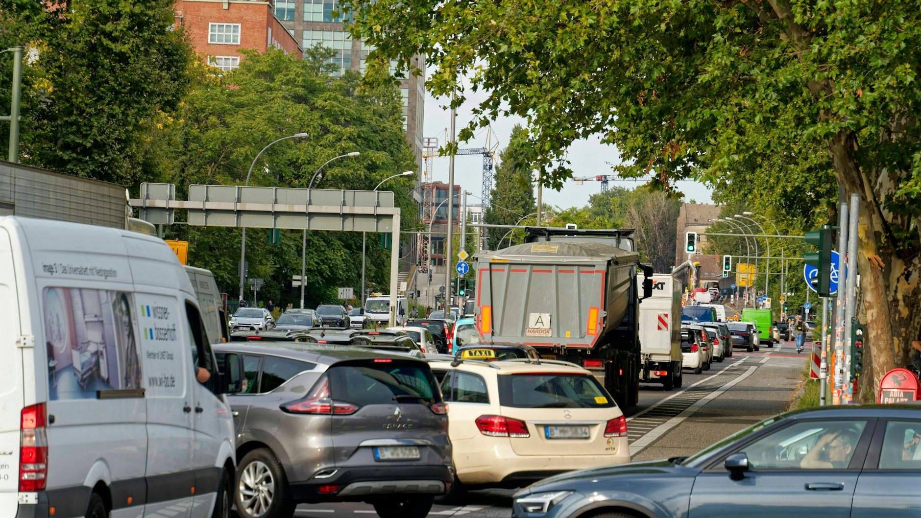Auch mehrere Ampeln könnten laut einem Bericht der Berliner Zeitung ihren Teil dazu beitragen, dass es seit der Eröffnung des neuen A100-Abschnitts hier reichlich Verkehrschaos gibt.