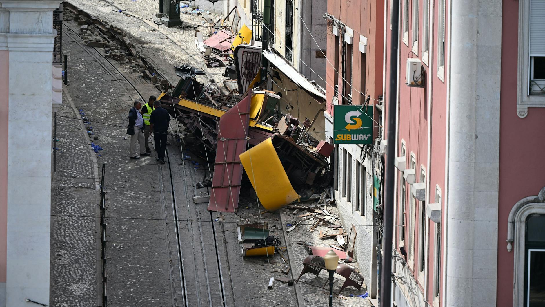 Der Wagen der Standseilbahn war nach dem Crash gegen eine Hauswand nur noch ein Trümmerhaufen. Darin starben 16 Menschen, fünf Portugiesen und elf ausländische Touristen.