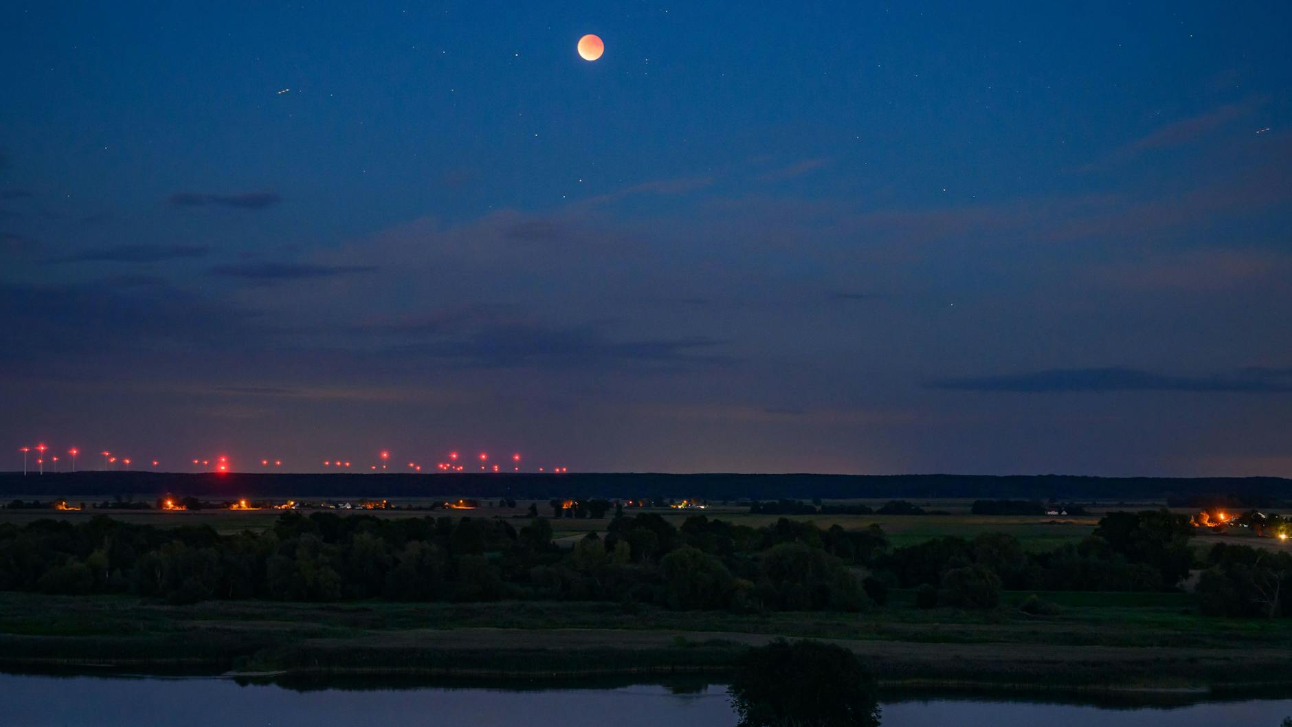 Der verfinsterte Mond am Himmel über Lebus in Brandenburg.