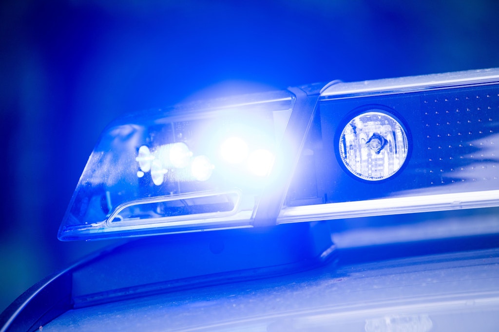 Unfall-mit-zwei-Promille-Nissan-kracht-in-geparkte-Autos