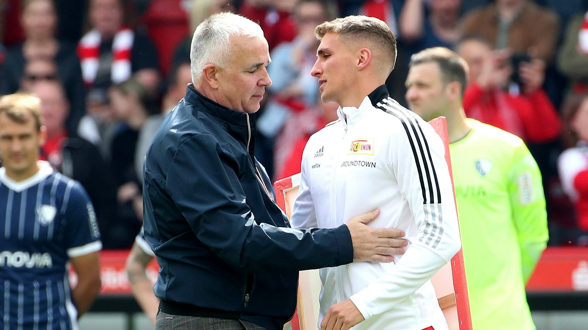 Präsident Dirk Zingler verabschiedet Grischa Prömel im Mai 2022 vom 1. FC Union.