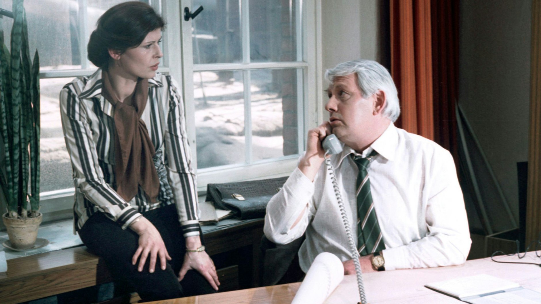 Szene aus „Polizeiruf 110“: Zeuge gesucht von 1980. Ein Fall für Hauptmann Fuchs (Peter Borgelt, r.) und Leutnant Vera Arndt (Sigrid Göhler, l.).