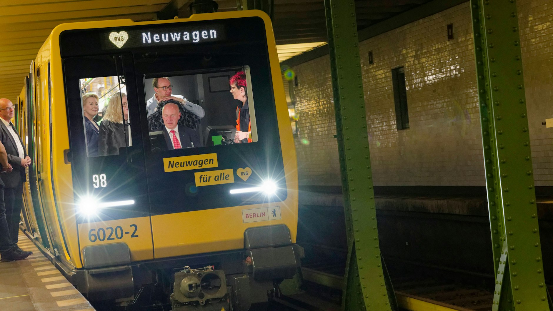 Die Premierenfahrt der ersten U-Bahn aus der Reihe JK – mit Berlins Regierendem Bürgermeister Kai Wegner CDU im Führerstand.