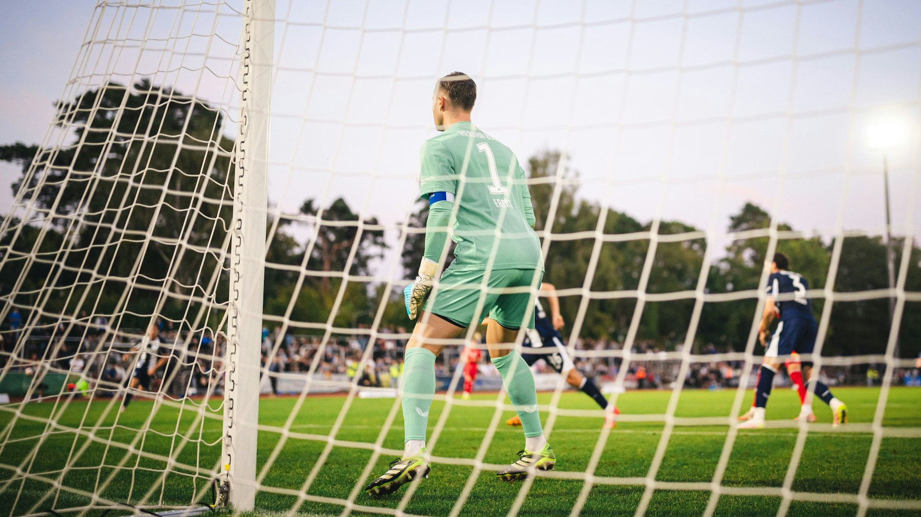 Tjark Ernst verfolgt im Kasten von Hertha BSC das Geschehen im Test gegen Hertha Zehlendorf. Auch der 6:2-Sieg der Blau-Weißen gelang unter Flutlicht.