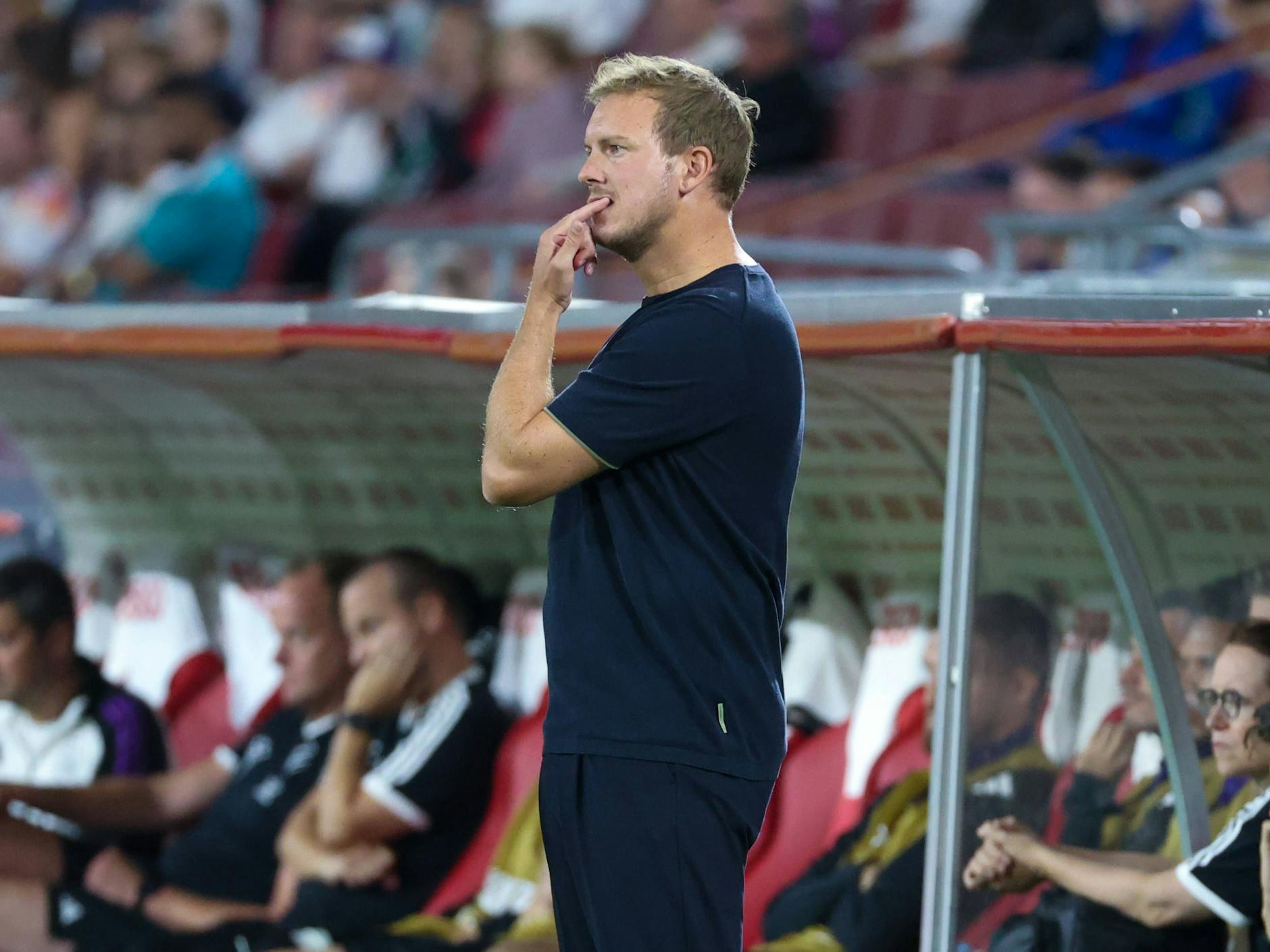 Julian Nagelsmann unter Anspannung kaut immer wieder an den Fingernägeln. „Nägelkauen tu ich leider schon zu lange, auch schon in der F-Jugend, als kein Druck da war. Es ist kein Zeichen für mich, dass ich nervös bin, sondern dass ich über etwas nachdenke und versuche, eine Lösung zu finden“, sagte er nach dem Spiel.
