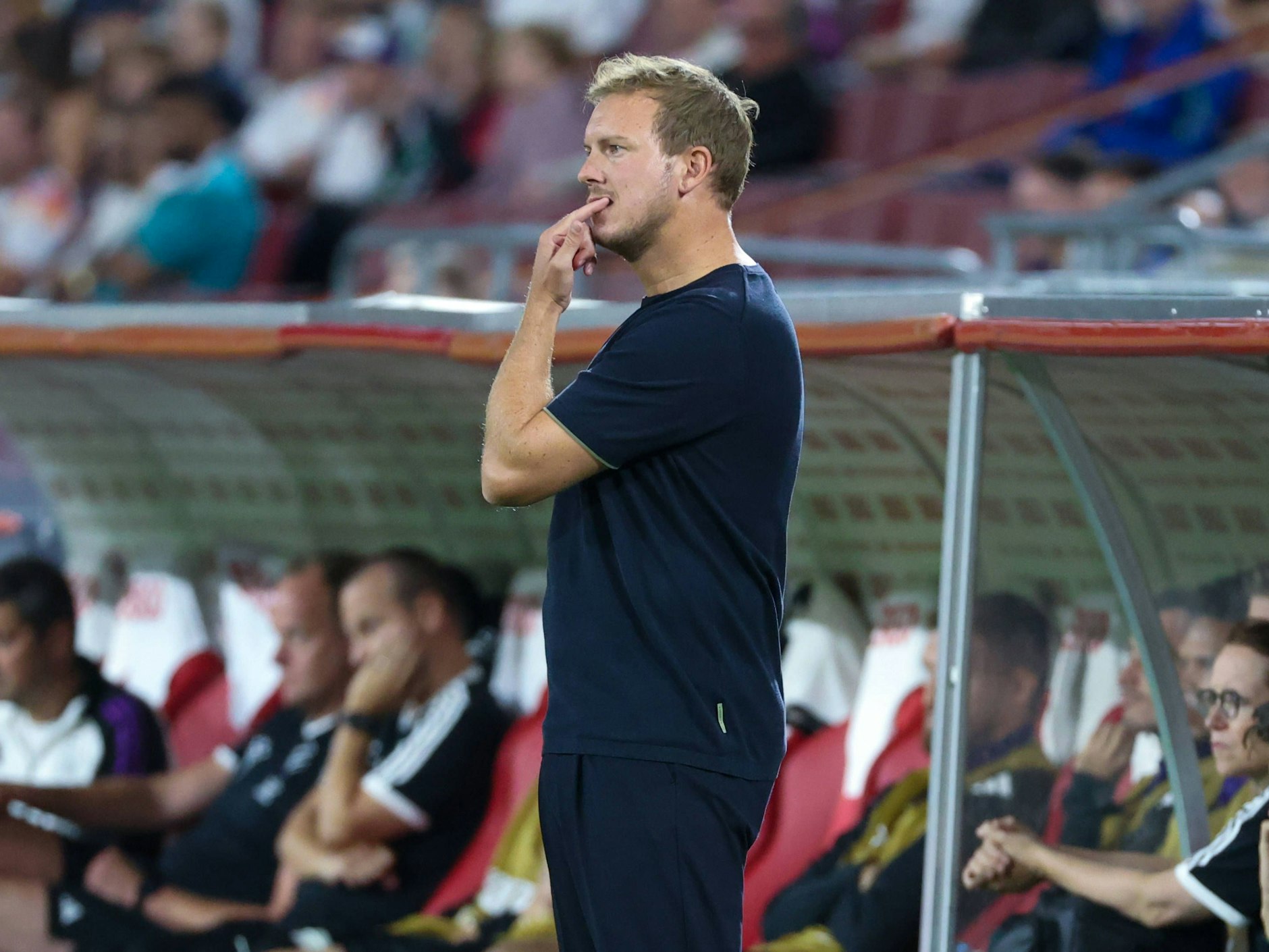 Julian Nagelsmann unter Anspannung kaut immer wieder an den Fingernägeln. „Nägelkauen tu ich leider schon zu lange, auch schon in der F-Jugend, als kein Druck da war. Es ist kein Zeichen für mich, dass ich nervös bin, sondern dass ich über etwas nachdenke und versuche, eine Lösung zu finden“, sagte er nach dem Spiel.