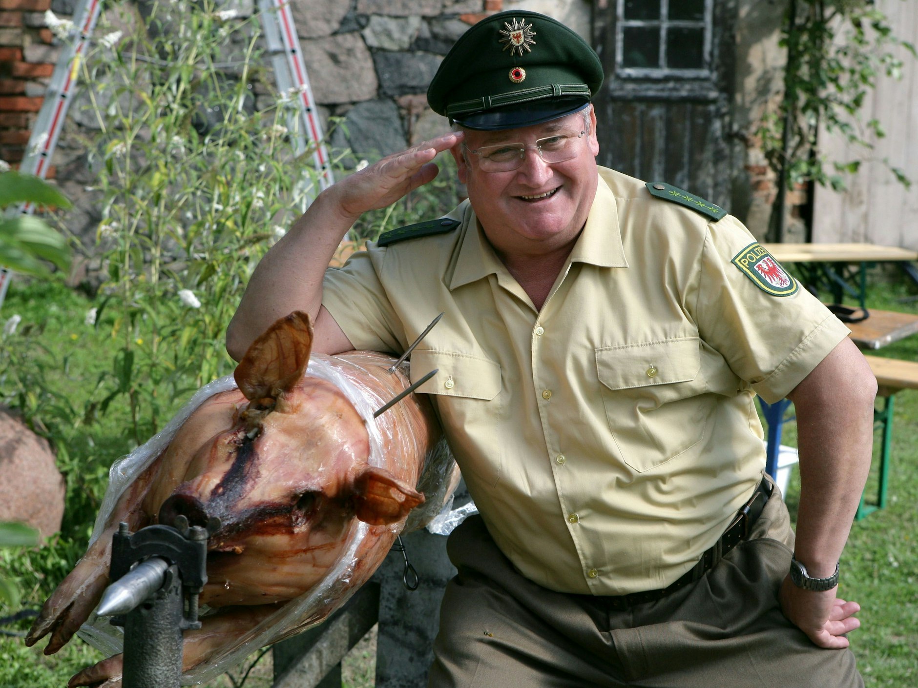 So liebten die Zuschazuer ihn: Horst Krause als gleichnamiger Dorfpolizist bei Dreharbeiten für einen Polizeiruf 110 im Jahr 2006.