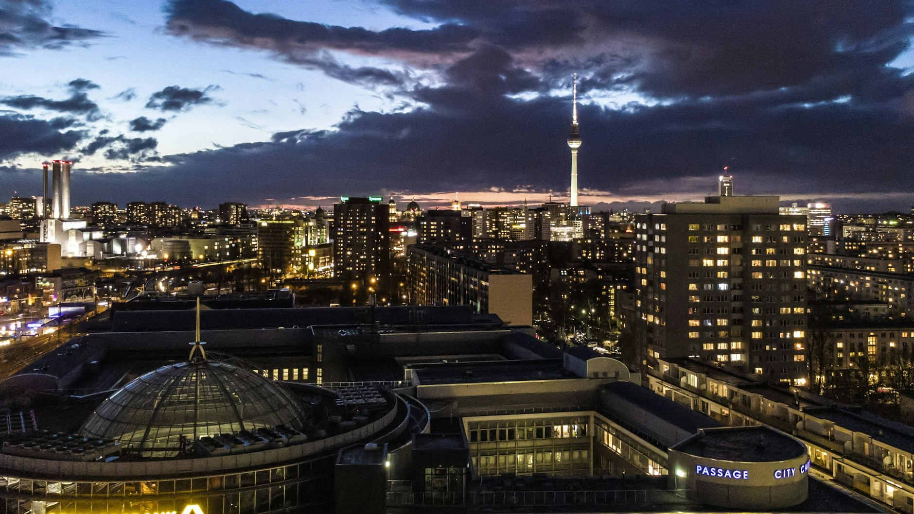Wenn Berlin schläft, wird eine kleine Cessna immer wieder über die Stadt fliegen. Mit einem Laserscanner wird die Hauptstadt neu vermessen.