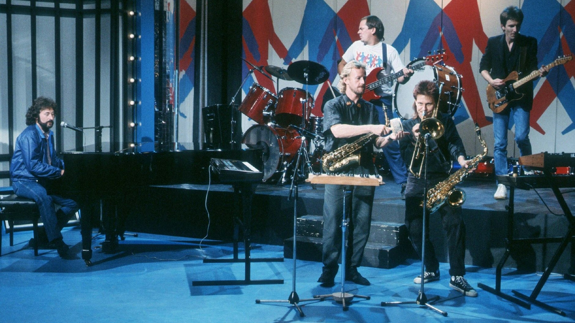 Im Juni 1985: Rick Davies (links) und Supertramp bei einem Auftritt in der ZDF-Sendung „Na sowas“ mit Thomas Gottschalk.