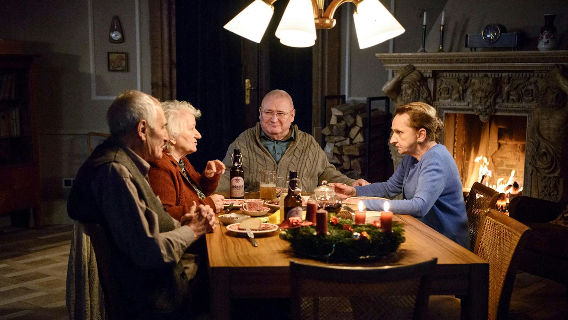 In „Krauses Weihnacht“ sah man Horst Krause (Mitte) zum letzten Mal im Fernsehen. Ausgestrahlt wurde der Film am 16. Dezember 2022. In weiteren Hauptrollen zu sehen: Victor Choulman, Carmen-Maja Antoni und Angelika Böttiger.