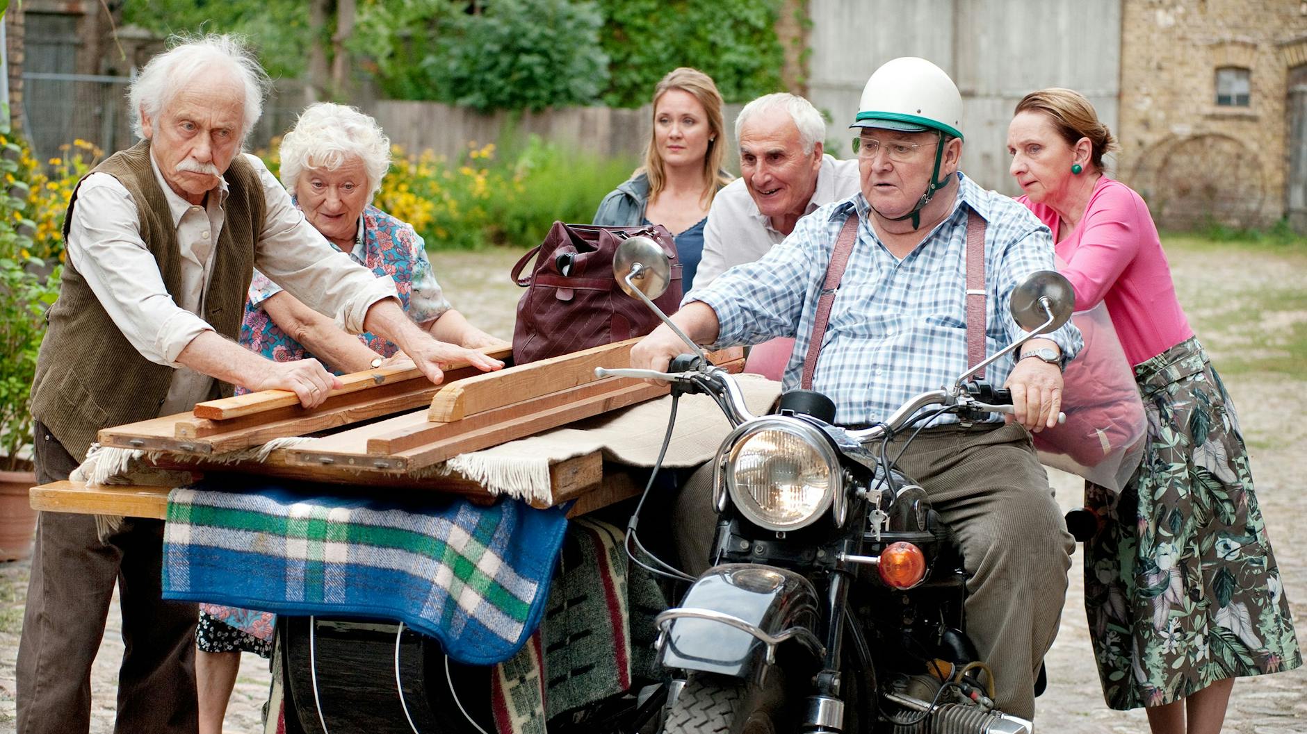 Eines seiner Makenzeichen war das uralte Motorrad, mit dem Horst Krause in den Filmen zu sehen war. Hier war er mit dem Vehikel im Film „Krauses Umzug“ (2020) im Einsatz.