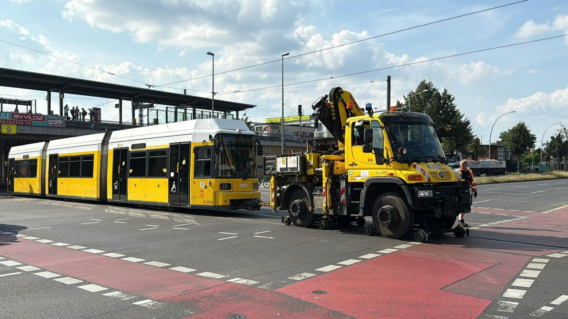 Nichts geht mehr: Eine Straßenbahn wird am S-Bahnhof Adlershof abgeschleppt.