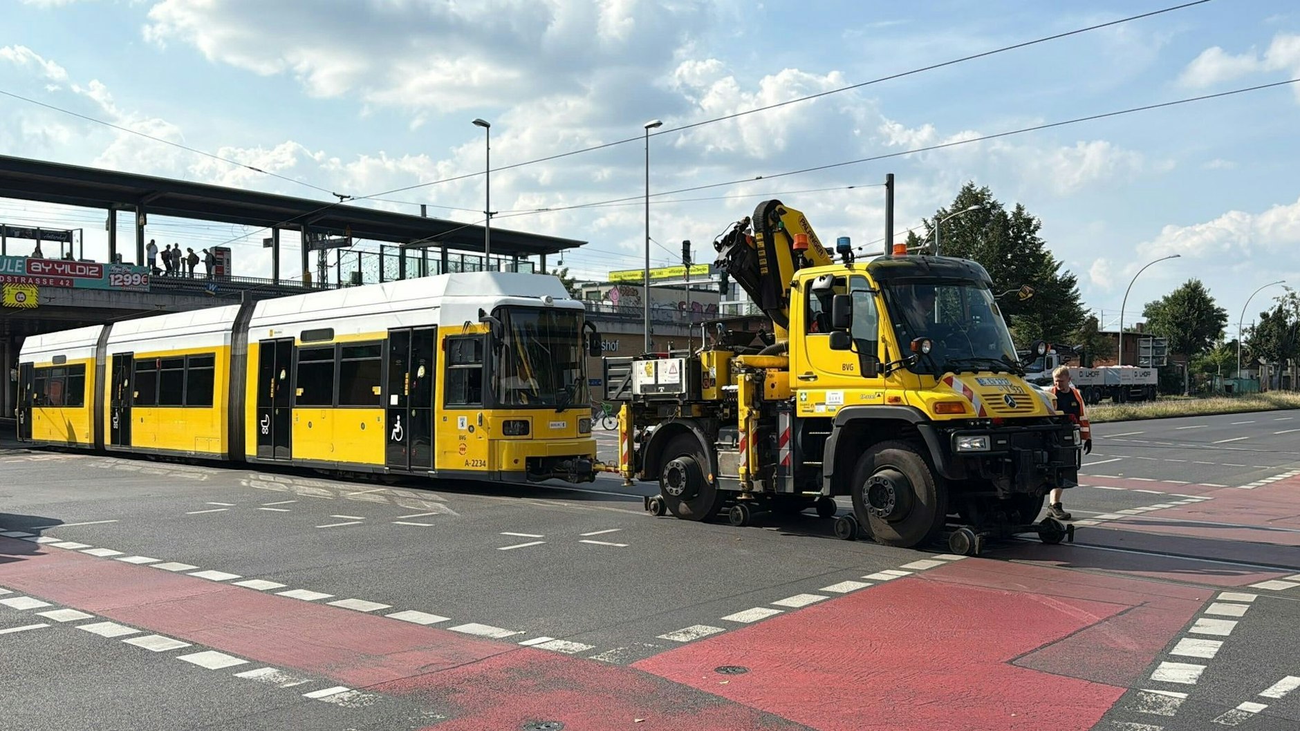 Nichts geht mehr: Eine Straßenbahn wird am S-Bahnhof Adlershof abgeschleppt.