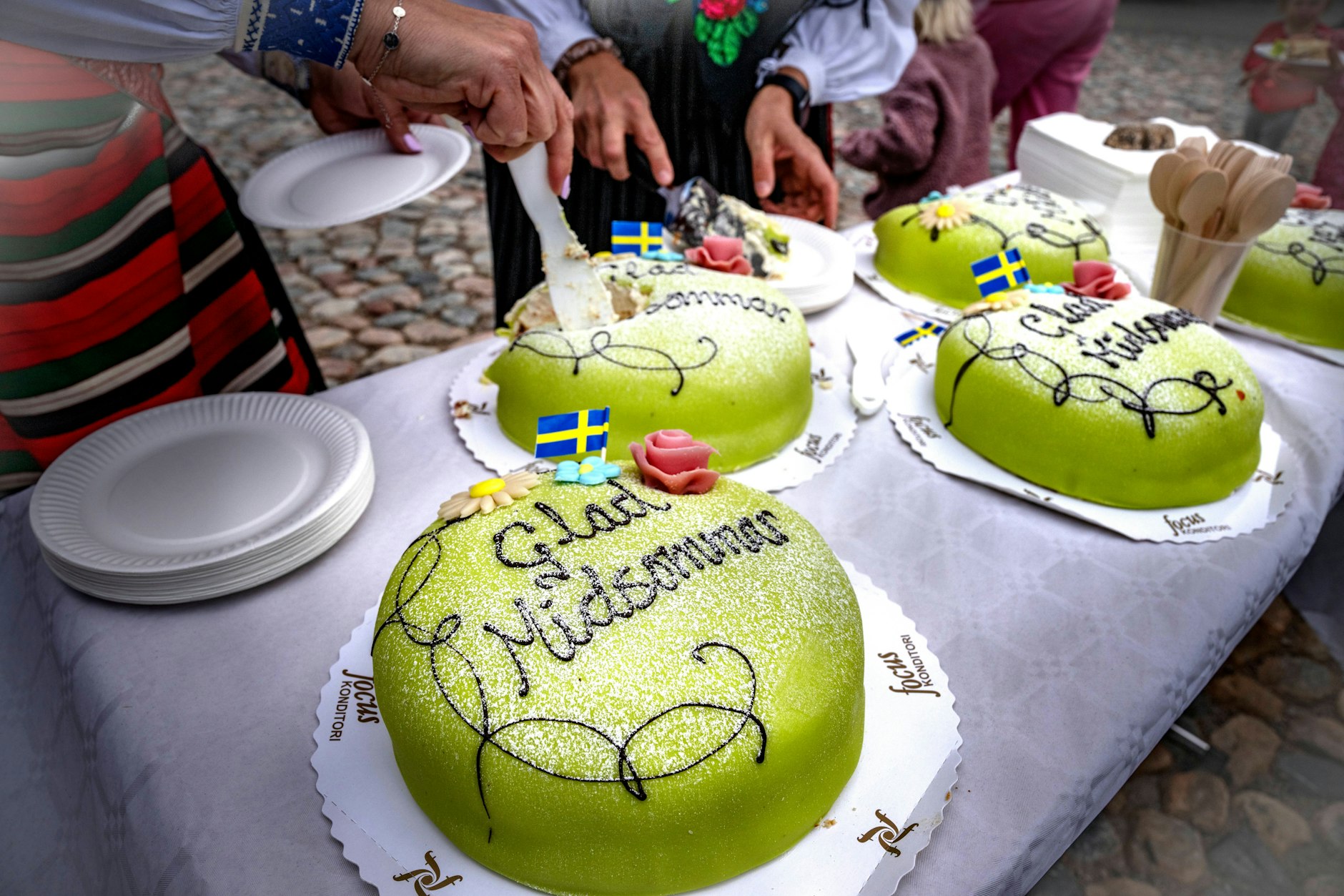 Zur Midsommarfeier gehört neben Tanz und Blumenkranz auch die süße Tradition: Eine Prinzessinentorte mit grüner Marzipandecke krönt eigentlich jedes Fest.