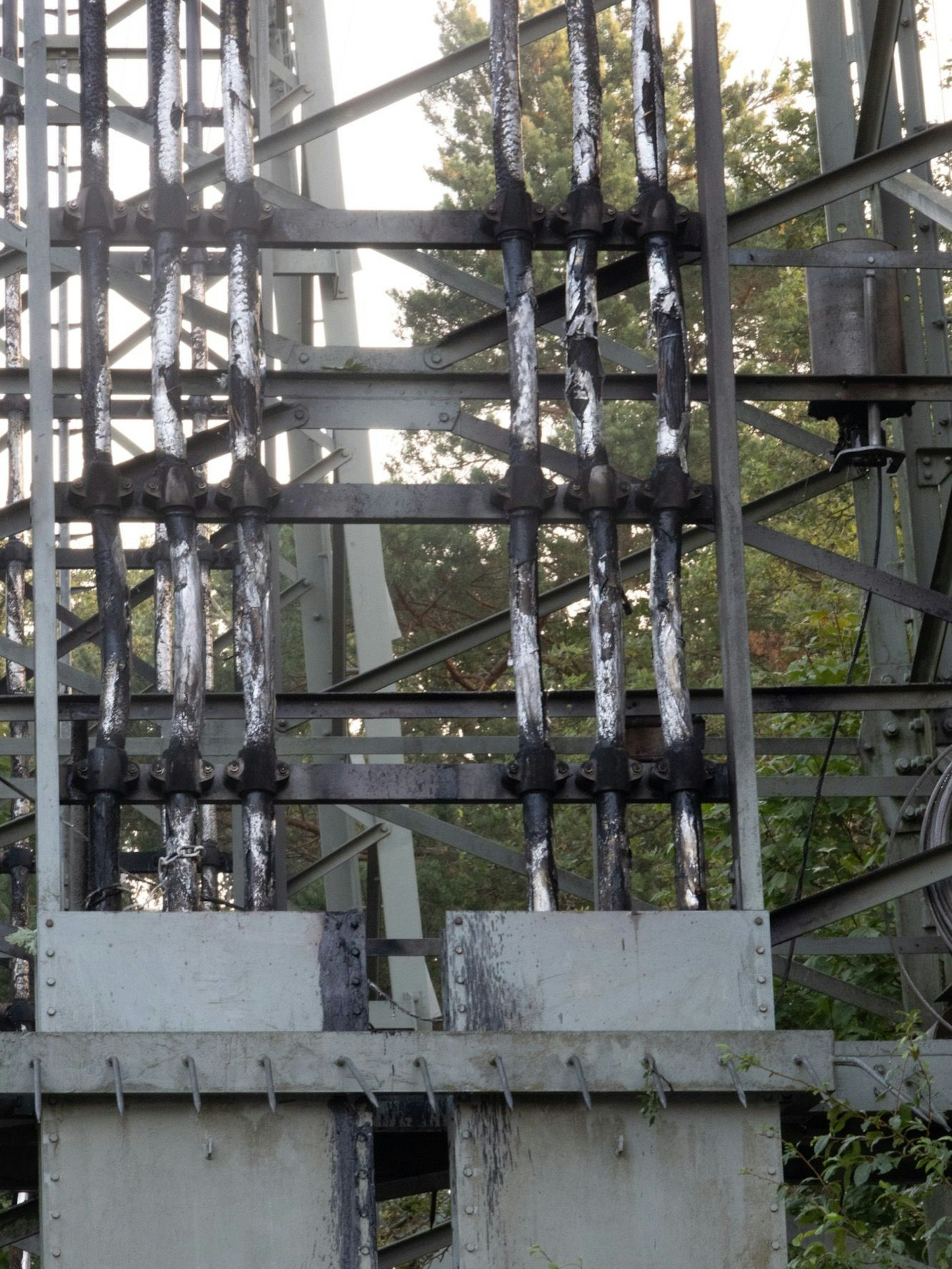 Hier sieht man die Brandspuren am Strommast, der für einen kapitalen Stromausfall sorgte. Am linken mittleren Kabel sieht man eine Kette.