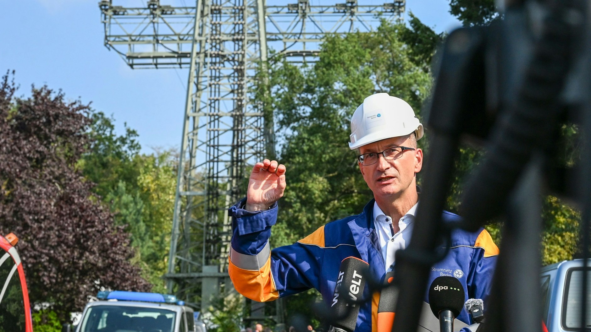 Erik Landeck, Geschäftsführer der Stromnetz Berlin GmbH, hat vor dem beschädigten Strommast im Königsheideweg schlechte Nachrichten: Der Strom wird heute nicht mehr fließen.