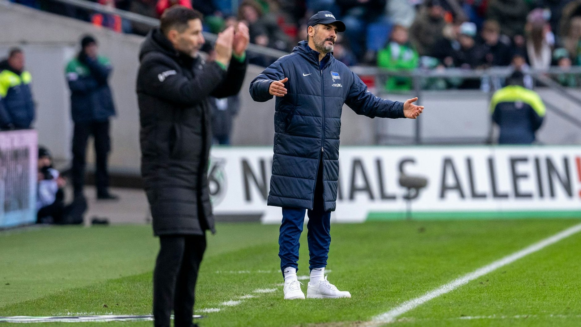 Ende 2024 stand Trainer Stefan Leitl (l.) noch für Hannover gegen Hertha BSC mit Trainer Cristian Fiel an der Linie.