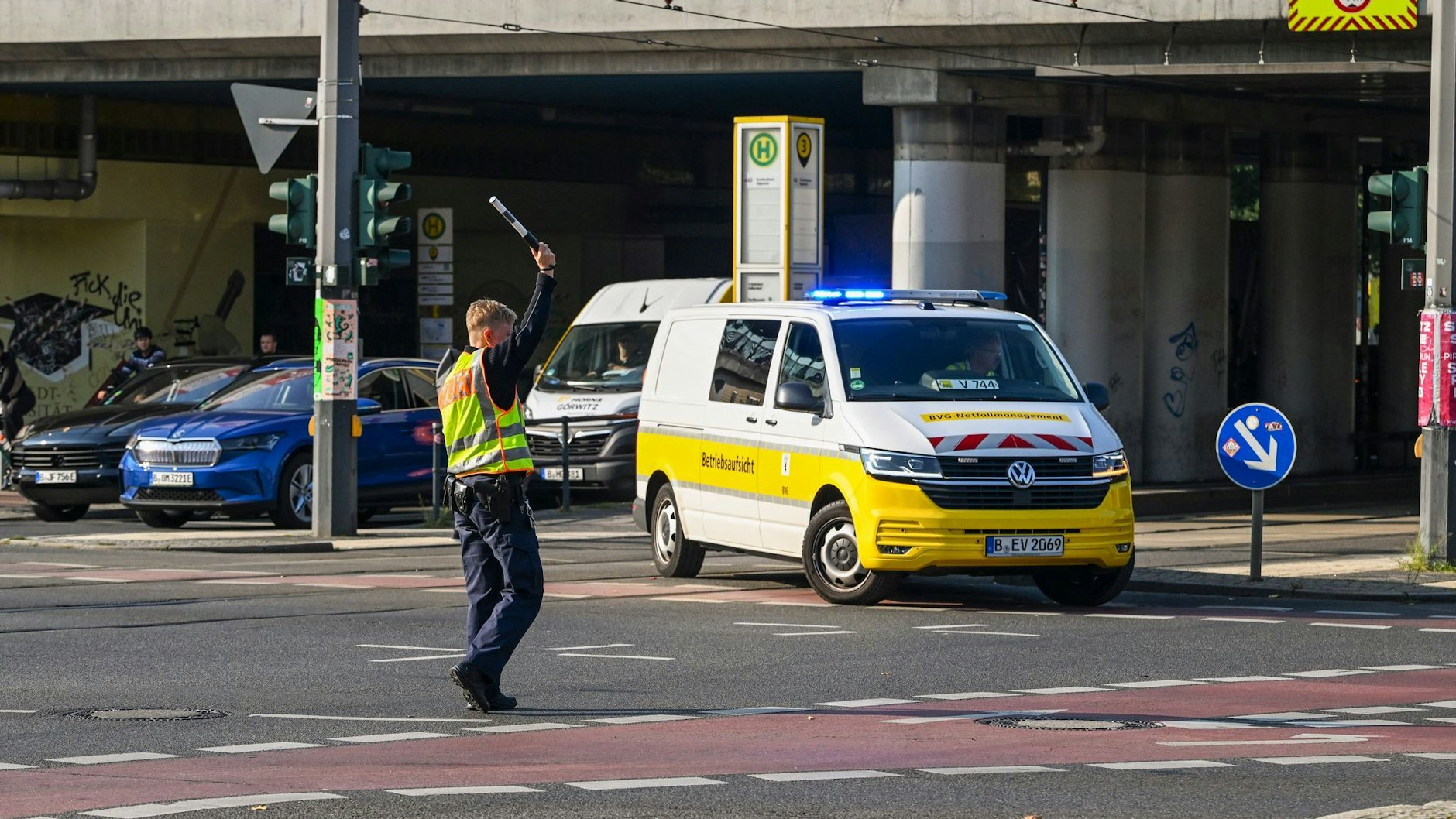 Da die Ampeln ausgefallen sind, regelt ein Polizist auf der Kreuzung Adlergestell/Dörpfeldstraße in Adlershof den Verkehr.