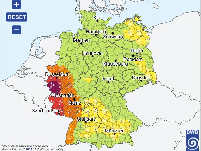 Am Morgen ziehen Unwetter im Westen Deutschland aus. Je dunkler der Rotton auf der Karte des Deutschen Wetterdienstes ist, desto gefährlicher sind die Regenfälle. Höchste Warnstufe gilt zurzeit im Gebiet zwischen Köln, Aachen und Prüm. Gelb heißt, dass es eine Wetterwarnung der Stufe 1 gibt.