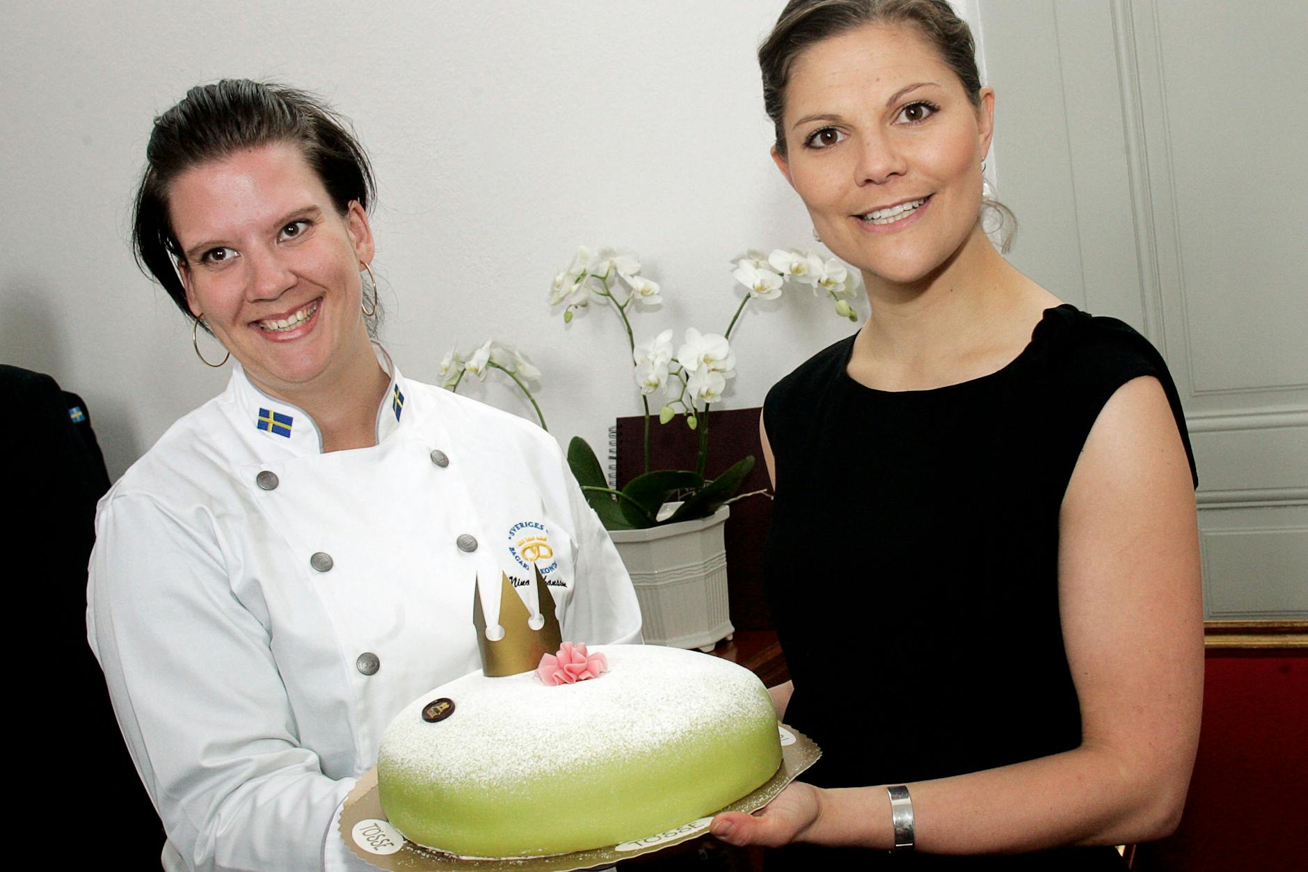 Kronprinzessin Victoria feiert ihren Namenstag 2007. Schwedische Bäcker und Konditoren überreichten eine Prinzessinentorte und einen Scheck für ihre Stiftung.